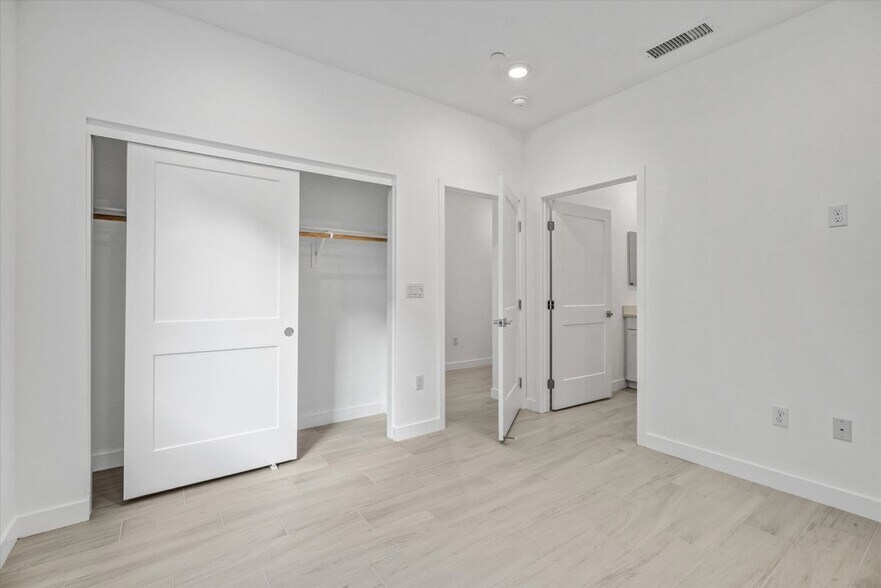 Building Photo - 10002 Central Ave