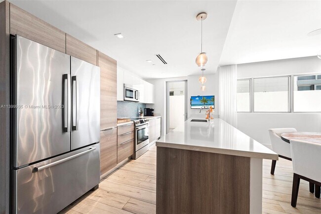 Building Photo - 9940 W Bay Harbor Dr