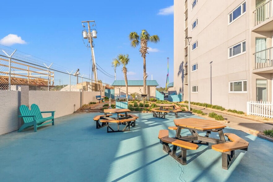 Building Photo - 8743 Thomas Dr