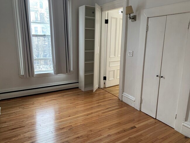 Building Photo - 351 Beacon St