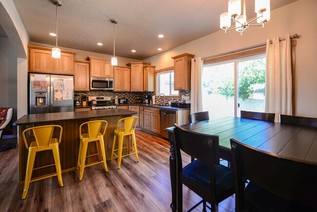 Building Photo - 7878 N Hibiscus Ln