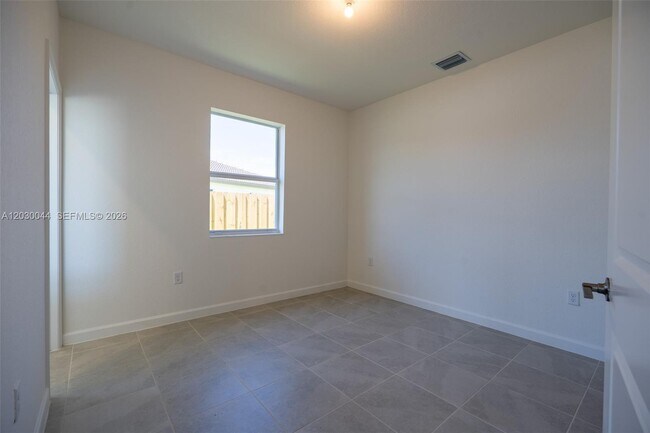 Building Photo - 2988 SE 25th Ave