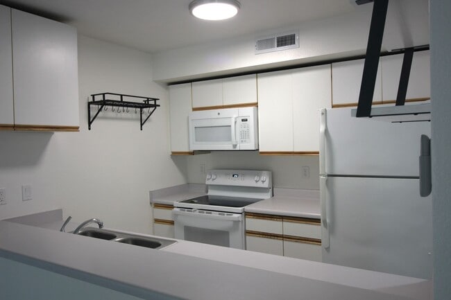 Primary Photo - 2 Bedroom Condo For Rent