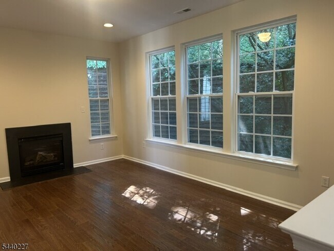 Building Photo - 310 Winding Hill Dr