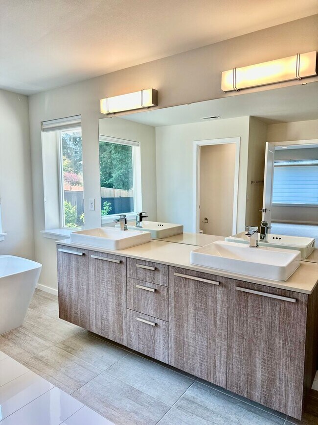 Building Photo - Luxury 4bed/2.5 bath home on Cul-de-sac! E...