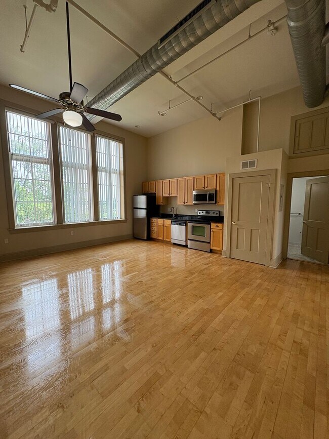 Building Photo - Updated Two Bed Two Bath Apt in Dogtown!