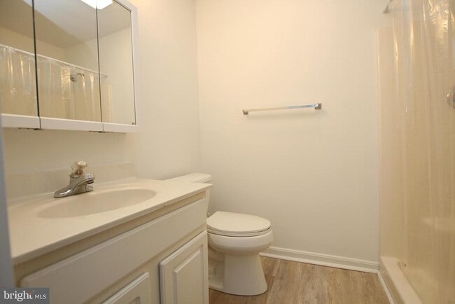 Building Photo - 117 Lakeside Dr