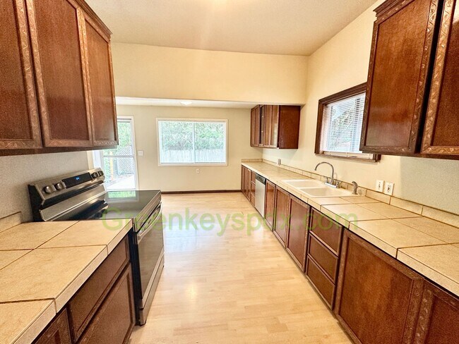 Building Photo - 3-Bedroom, 2-Bathroom House with Attached Garage and Workshop Near Belmont and SE 45th