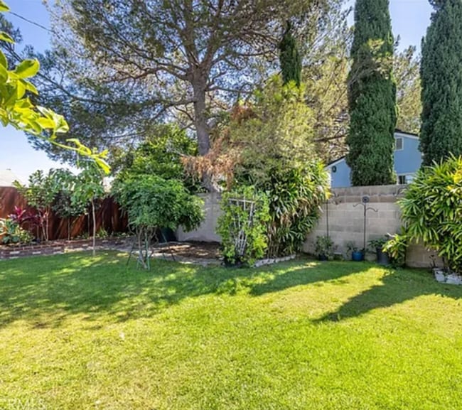 Building Photo - BEAUTIFUL 2 BEDROOM 2 BATH HOME