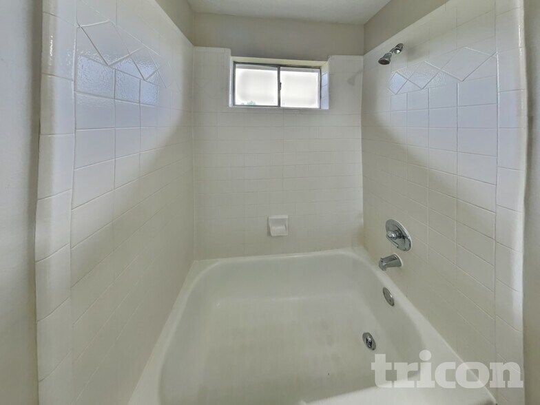 Building Photo - 423 Lazy Ln