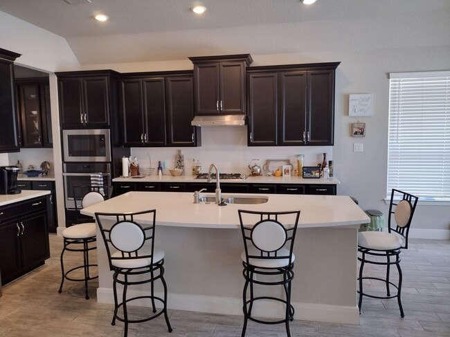 Building Photo - Beautiful 4 bedroom with a pool!!!