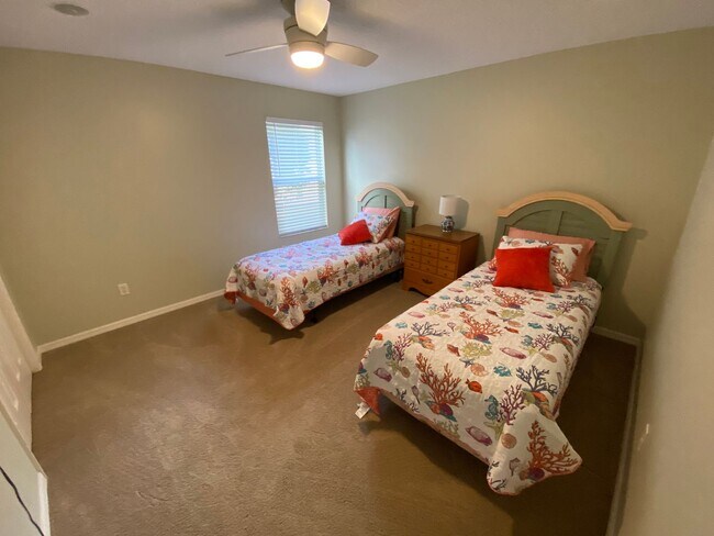 Building Photo - SEASONAL RENTAL in Glenview - 3 Beds, 2 Ba...