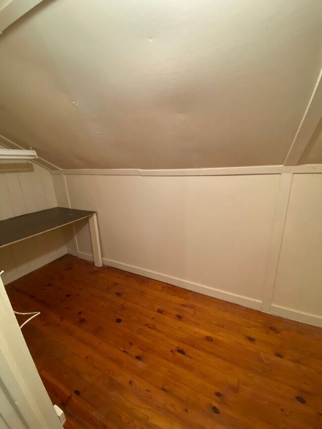 Building Photo - Quiet Forested 1 Bedroom Unit