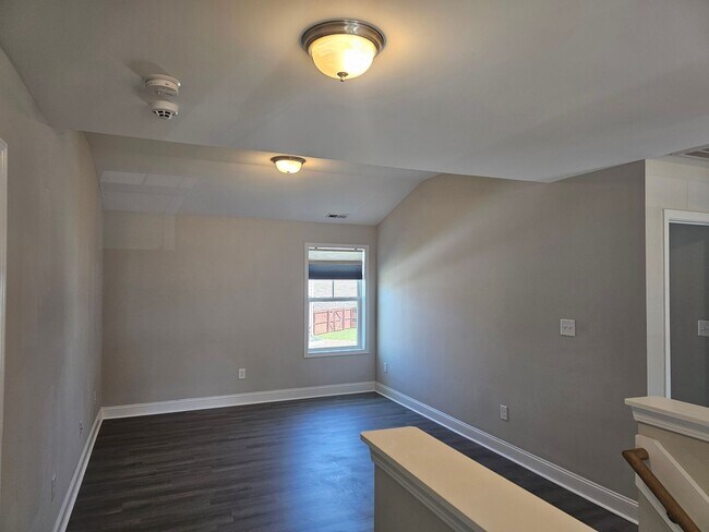 Building Photo - NEW LISTING!!!!!