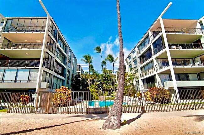 Building Photo - 4999 Kahala Ave