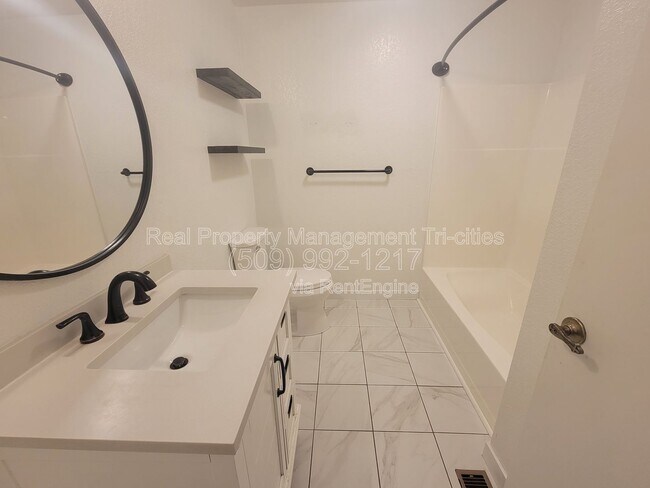 Building Photo - 3704 S Vancouver St