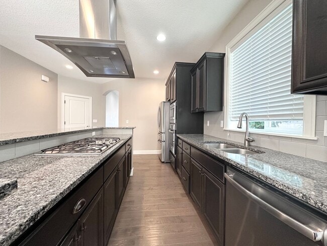 Building Photo - Stunning Modern 5 Bed 3 Bath Home in North...