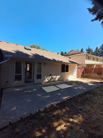 Building Photo - 114 NE Juniper Ave