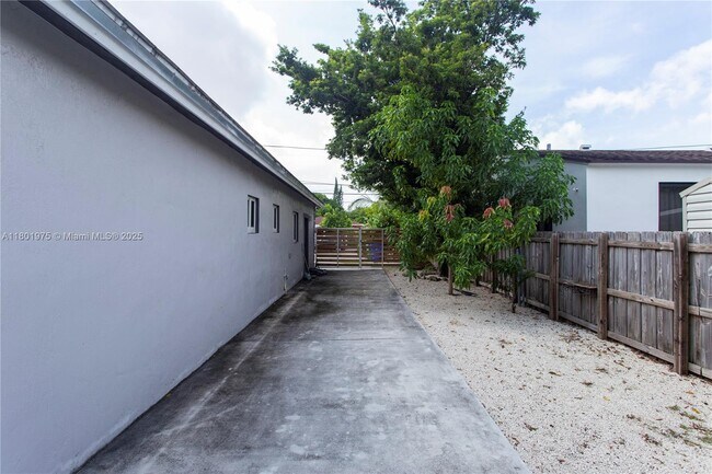 Building Photo - 327 NW 47th St