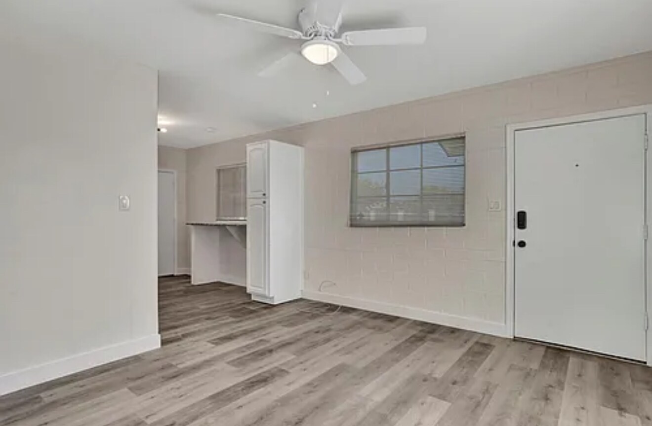 Building Photo - 2715 E Oak St