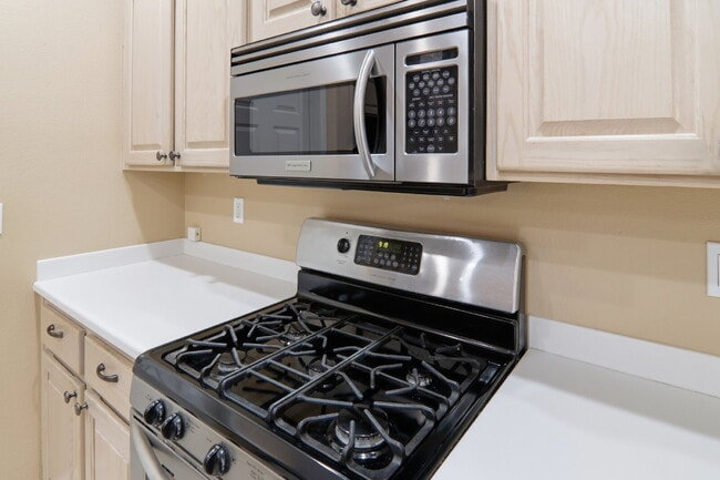 Building Photo - Discover comfortable single-story living in this inviting 3-bedroom, 2-bathroom home offering 1,7...