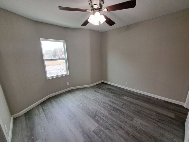 Building Photo - Nicely Renovated 3BR/2BA Mobile Home in Ba...