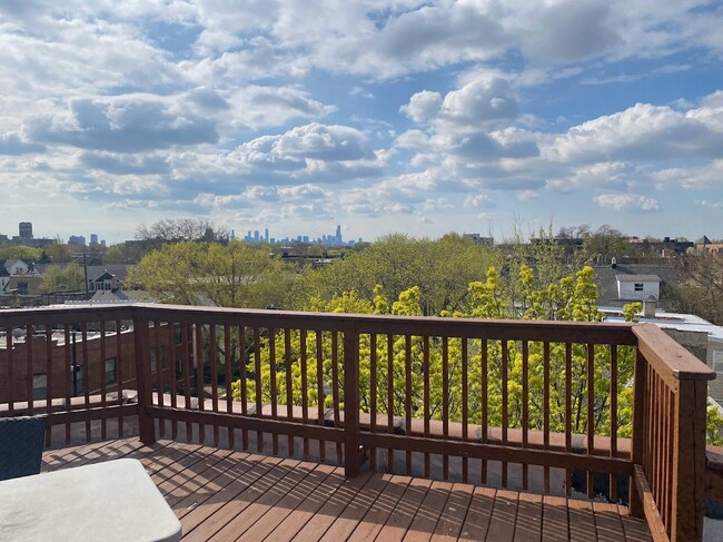 Shared Roof Top Deck - 4200 N Damen Ave