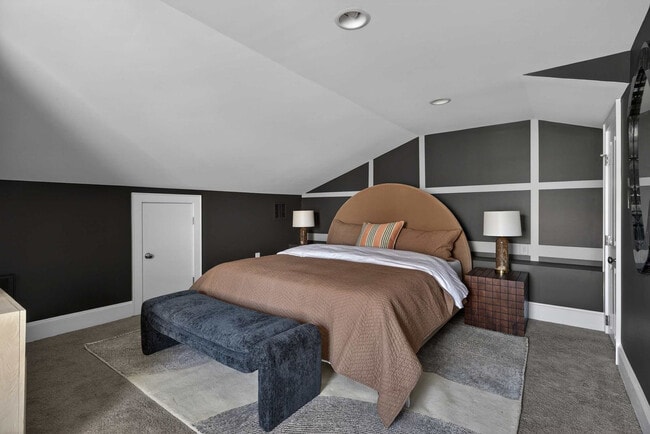 Building Photo - 611 N Pine St