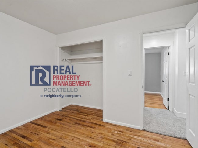 Building Photo - 5 Bedroom Home - University Area - Must See - Pet (dog) Negotiable