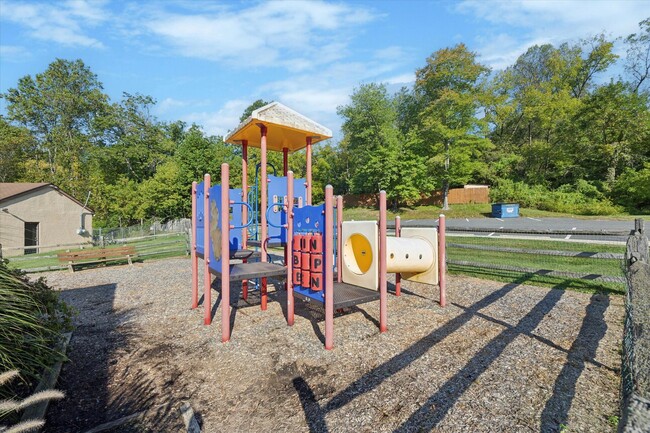 Building Photo - Available Immediately – Renovated 2B/1.5B ...