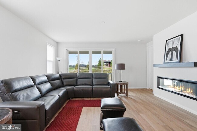 Building Photo - 615 Clover Ln