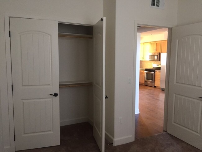 Building Photo - Single Story 2 Bedroom Condo in Downtown V...