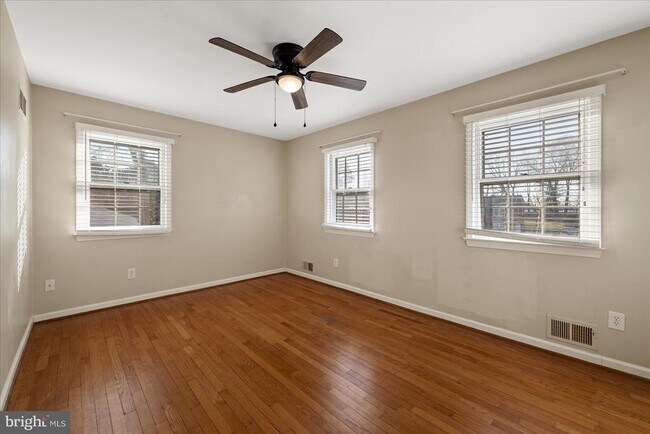 Building Photo - 641 W Country Club Dr