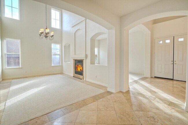 Building Photo - Executive Home with Views!