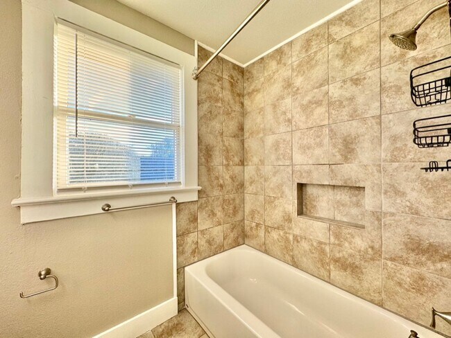 Building Photo - 1-Bedroom, 1-Bath Apartment in Junius Heights