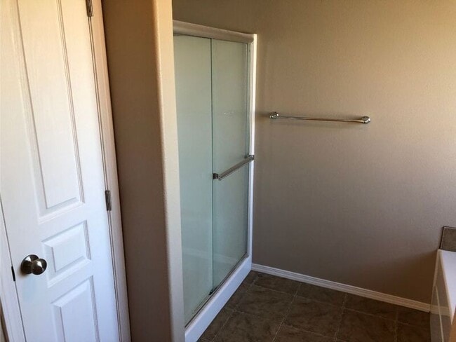 Building Photo - 2350 NW Hazelwood Ave