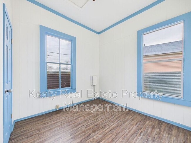 Building Photo - 405 E Convent St