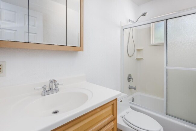 Building Photo - Beautiful, remodeled & spacious 3-bed 2-bath home in Grizzly Flats