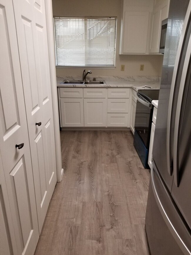 Building Photo - Centrally Located Condo in Nice Complex