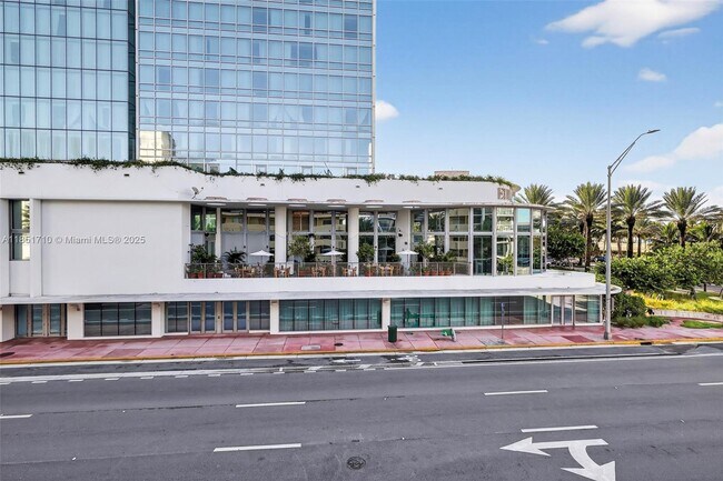 Building Photo - 2924 Collins Ave