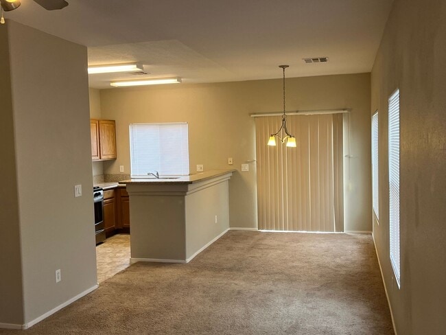 Building Photo - Beautiful Henderson 2 Bedroom Townhouse!
