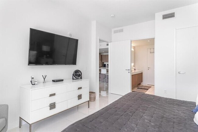 Building Photo - 401 N Birch Rd