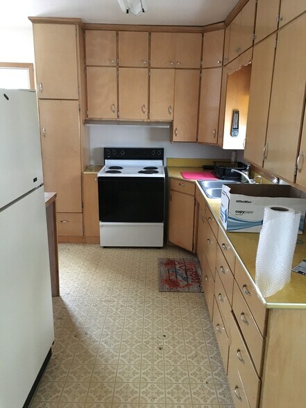 KITCHEN - 324 Hill St