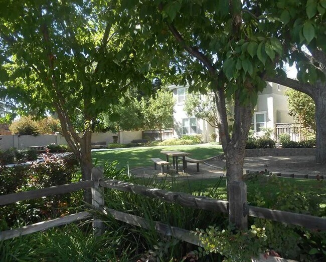 Building Photo - Great centrally located home next to shopp...