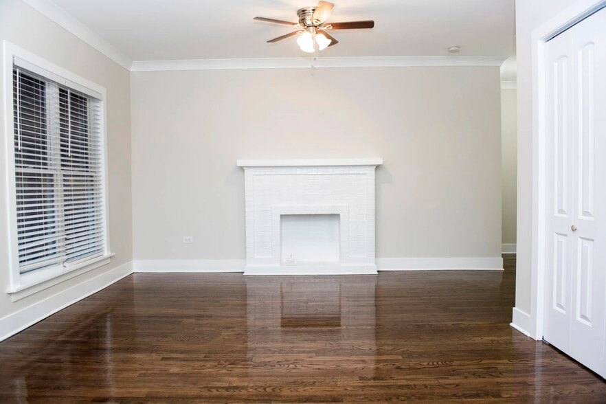 Building Photo - 727 W Roscoe St