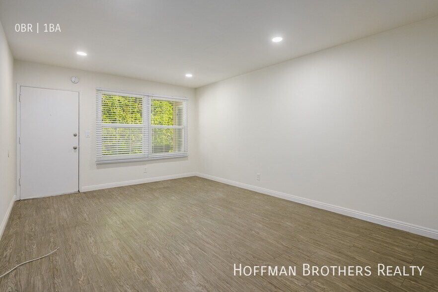 Building Photo - 2001 Beachwood Dr