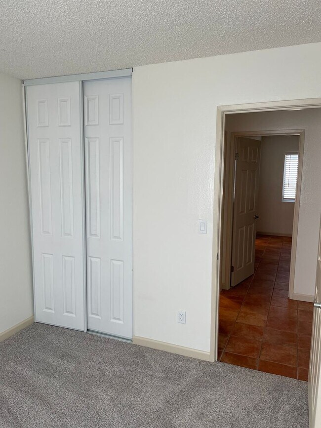 Building Photo - Bright and Charming 3 Bedroom 2 Bath Condo with Patio and A/C!