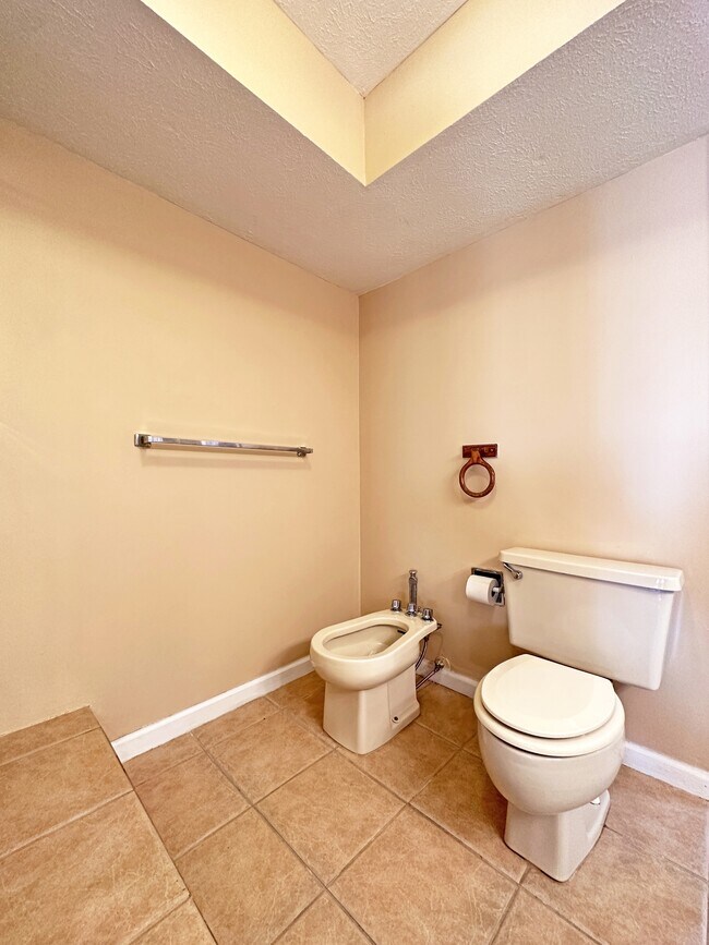 Building Photo - 7129 S Lagoon Dr