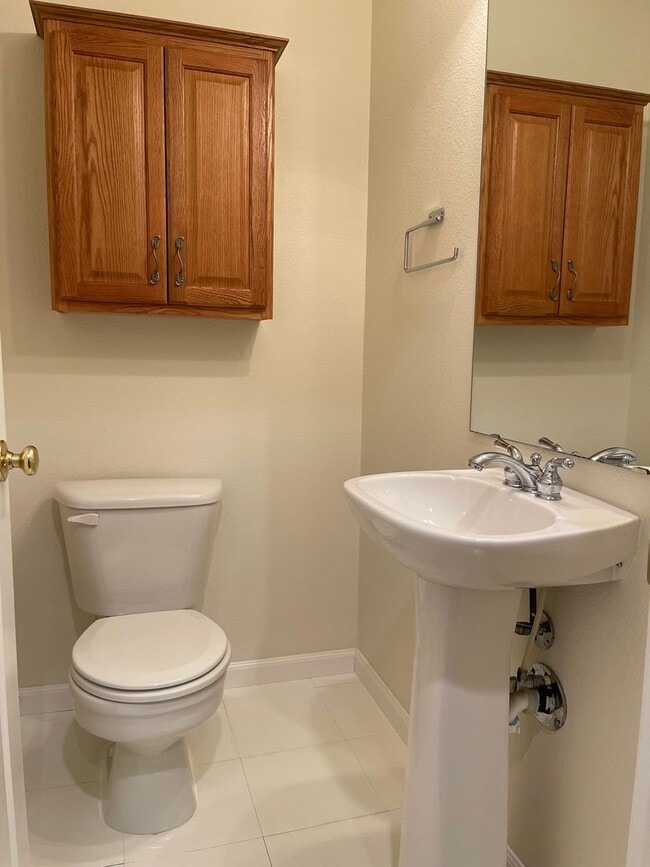 Building Photo - Bellevue Townhome! 2 Bedroom 2.5 Bathroom! *Utilities Included*