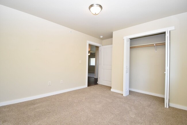 Building Photo - Pet Friendly! Beautiful 2 bedroom, 2 bathr...